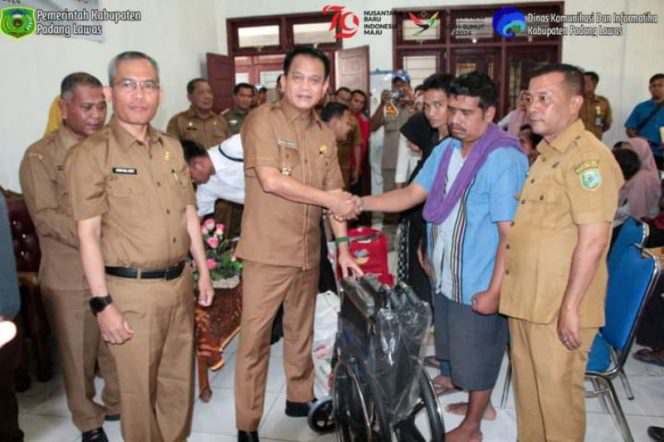 Dinas Sosial Padang Lawas Serahkan Bantuan Sandang Pangan Kemensos Untuk Masyarakat Kurang Mampu