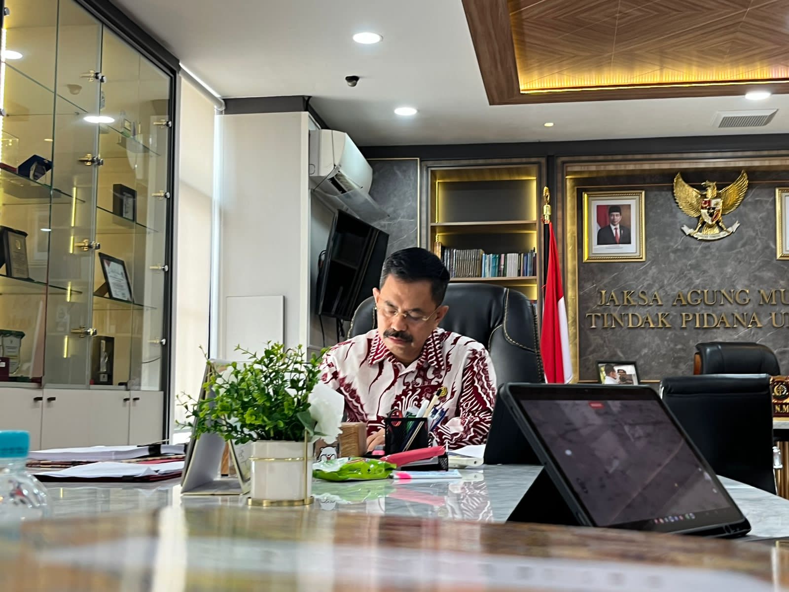 JAMPIDUM Menjadi Penguji Kelayakan Naskah Disertasi Mahasiswa Program Doktor Ilmu Hukum UNS Surakarta