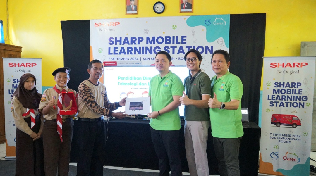 Tingkatkan Minat Literasi Siswa lewat Sharp Mobile Learning Station