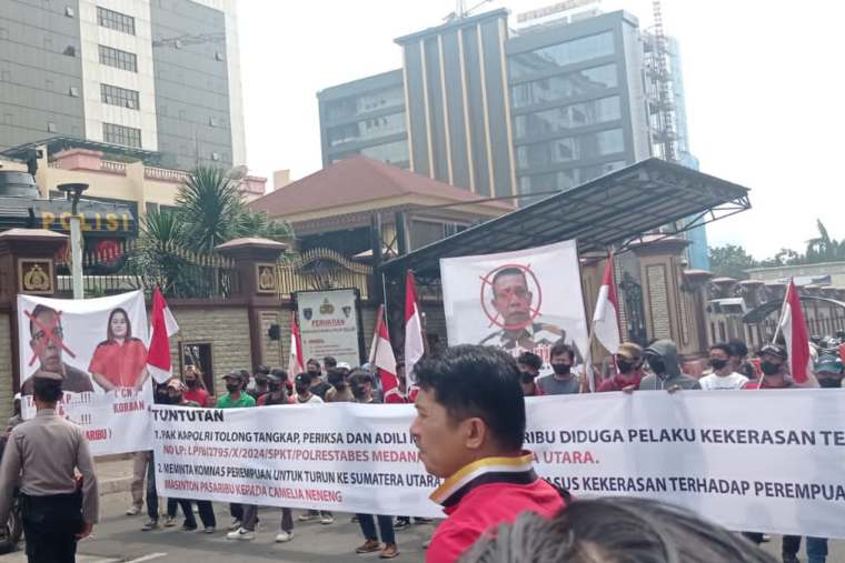 Dilaporkan Dugaan Kekerasan Perempuan, AMPPUH Demo Mabes Polri Minta Tangkap Masinton