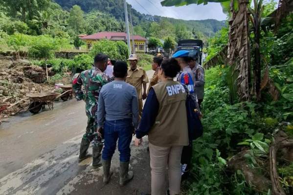 Tim Gabungan Bersihkan Material Sisa Banjir Bandang di Taput