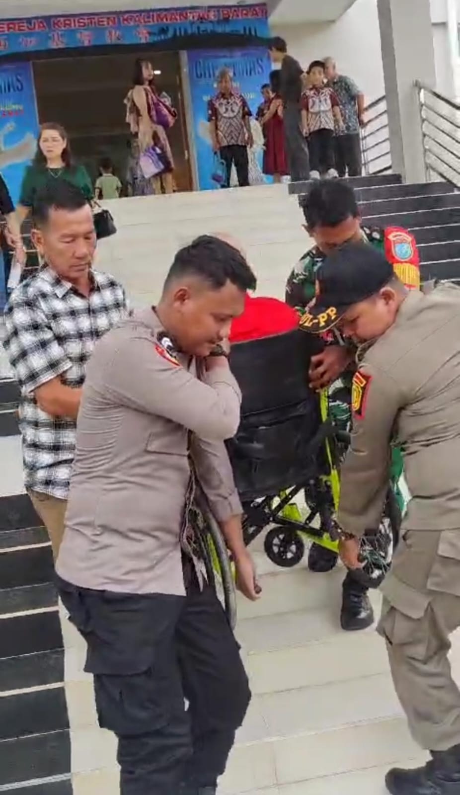 Sigap Personil Pengamanan Gereja Dalam Pelayanan kepada Masyarakat Membantu Lansia untuk Laksanakan Beribadah