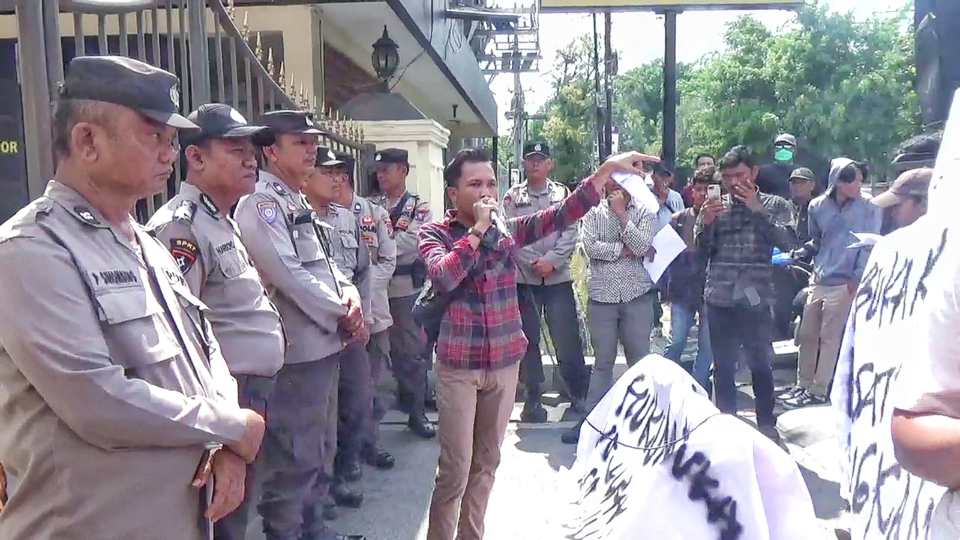 Mahasiswa dan Ibu-ibu Demo Polrestabes Medan : Jangan Tebang Pilih di Kasus LP 450