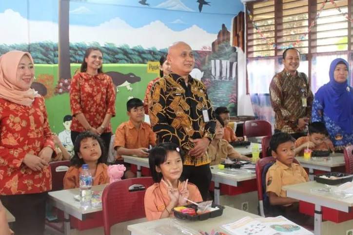 Kanwil Imigrasi Salur Ratusan Makan Bergizi Gratis di SDN Medan