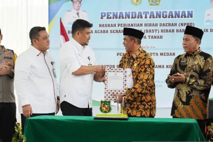 Wali Kota Medan Serahkan Hibah Tanah Untuk 2 Gedung Madrasah
