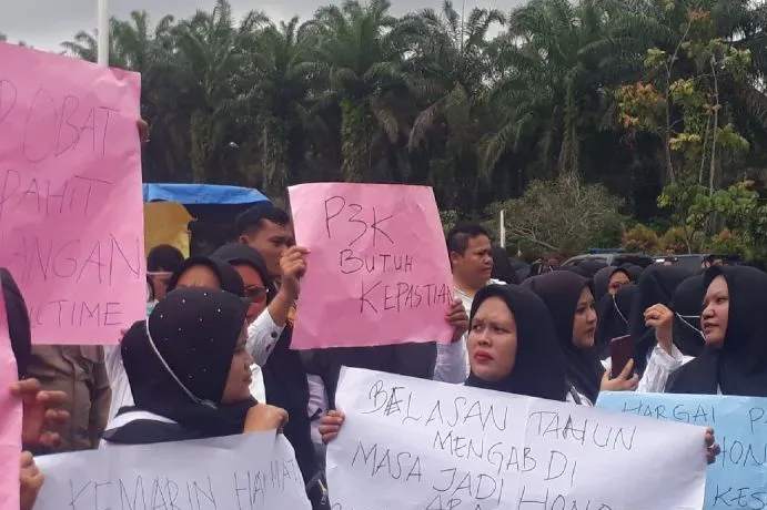 Ratusan Honorer Unjuk Rasa ke Kantor Bupati dan DPRD Palas