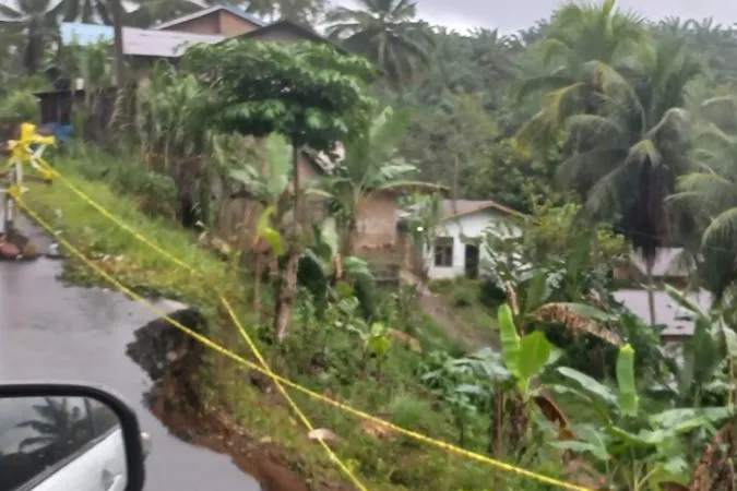 Badan Jalan di Nasional Padangsidimpuan-Sibolga Amblas