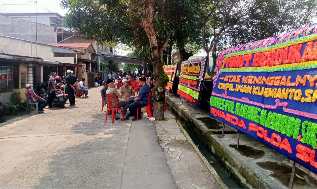 Pelayat dan Rekan Seangkatan Padati Rumah Duka