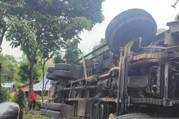 Kecelakaan Truk Fuso Terbalik Akibat Rem Blong di Tapsel