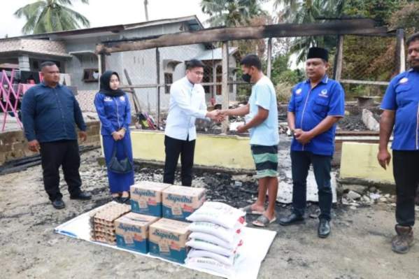 Ricky Anthony Beri Sembako Kepada Korban Kebakaran di Bahorok
