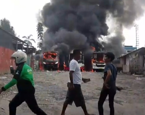 Diduga Akibat Bakar Sampah, Tiga Unit Bus Pariwisata Musnah Terbakar