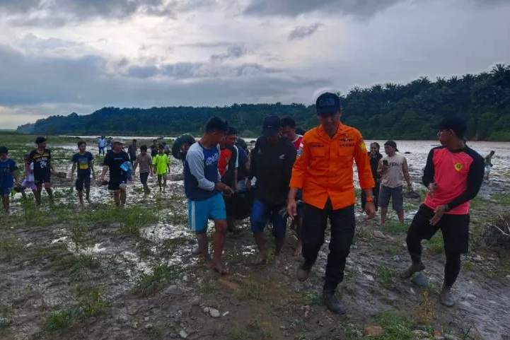 Tim SAR Evakuasi 2 Orang Hanyut di Sungai Wampu Langkat