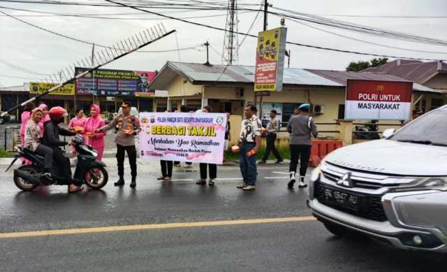 Polsek Pancur Batu dan Bhayangkari Bagikan Takjil