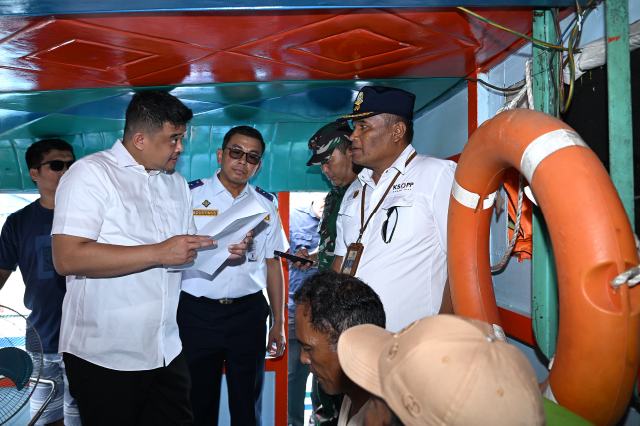 Gubernur Sumut Muhammad Bobby Afif Nasution didampingi Kadishub Agustinus Panjaitan, Kepala Badan Perizinan Faisal Nasution, serta Kadis PUPR Topan Putra Ginting, meninjau dan memeriksa kondisi kapal penyeberangan penumpang di Pelabuhan PT ASDP Ajibata, Kabupaten Toba, Jumat (28/3/2025). Foto/Diskominfo Sumut Gubernur Sumut Muhammad Bobby Afif Nasution didampingi Kadishub Agustinus Panjaitan, Kepala Badan Perizinan Faisal Nasution, serta Kadis PUPR Topan Putra Ginting, meninjau dan memeriksa kondisi kapal penyeberangan penumpang di Pelabuhan PT ASDP Ajibata, Kabupaten Toba, Jumat (28/3/2025). Foto/Diskominfo Sumut
