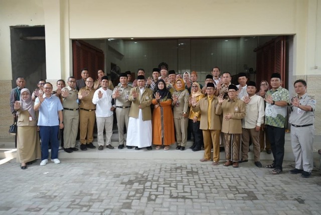 Plt Walikota Laksanakan Safari Syawal di Kediaman Ketua FK Ulum Kecamatan Cakung KH. Zaenal Arifin Gufron