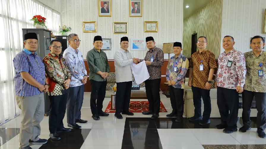 Perumda Tirtanadi Serahkan 8.328 Handuk untuk Jemaah Haji Embarkasi Medan