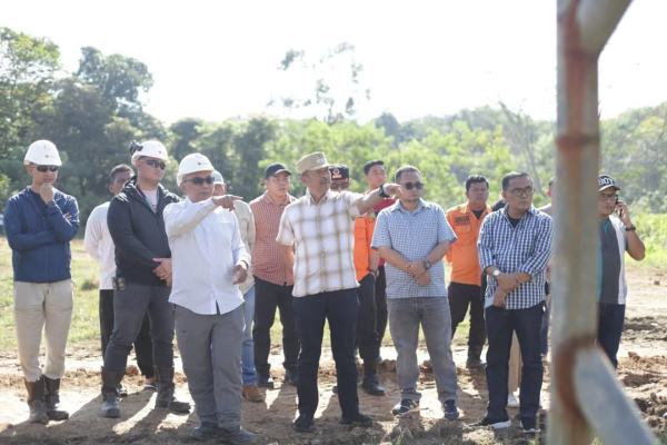 Bupati Madina Saifullah Nasution bersama SMGP meninjau asal semburan air panas.