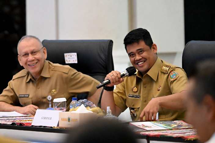 Gubernur Sumatera Utara (Sumut) M.Bobby Afif Nasution didampingi Plh Sekdaprovsu Effendy Pohan bersama tujuh kepala daerah se-kawasan Danau Toba yaitu Bupati Samosir, Tapanuli Utara (Taput), Toba, Simalungun, Dairi, Karo, dan Humbanghasundutan (Humbahas) menyiapkan laporan revalidasi Toba Caldera UNESCO Global Geopark Tahun 2025, di Aula Raja Inal Siregar, Kantor Gubernur Sumut Jalan Diponegoro 30, Medan, Senin (30/6/2025).