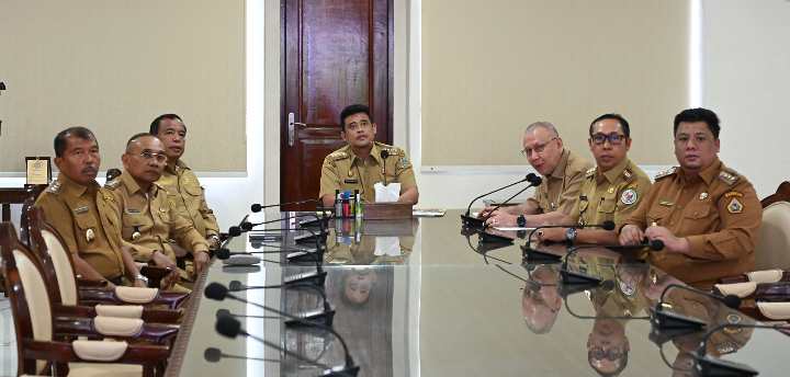Gubernur Sumatera Utara (Sumut) Muhammad Bobby Nasution mengikuti zoom meeting bersama BP Tapera dan Bupati / Walikota se Sumut tentang Sosialisasi Program Kepemilikan Rumah bagi masyarakat yang berpenghasilan rendah melalui KPR Subsidi Fasilitas Likuiditas Pembiayaan Perumahan (FLPP)di Kantor Gubernur Sumut Jalan Diponegoro Nomor 30 Medan, Senin (30/6/2025).