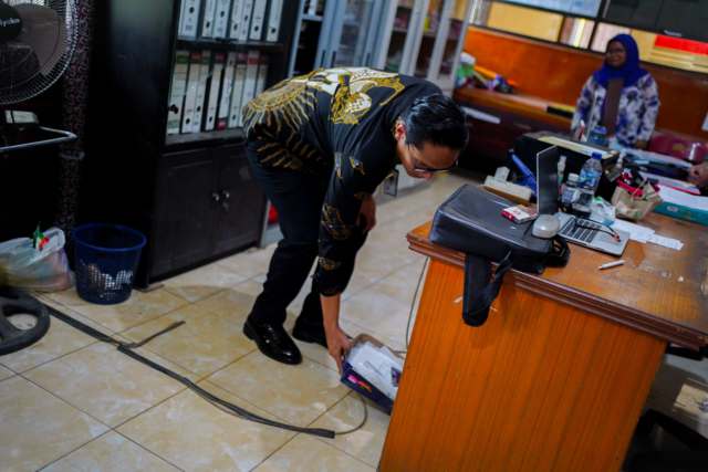 Rico Waas Kecewa, Kantor Lurah Ladang Bambu Sangat Jorok & tidak Terawat