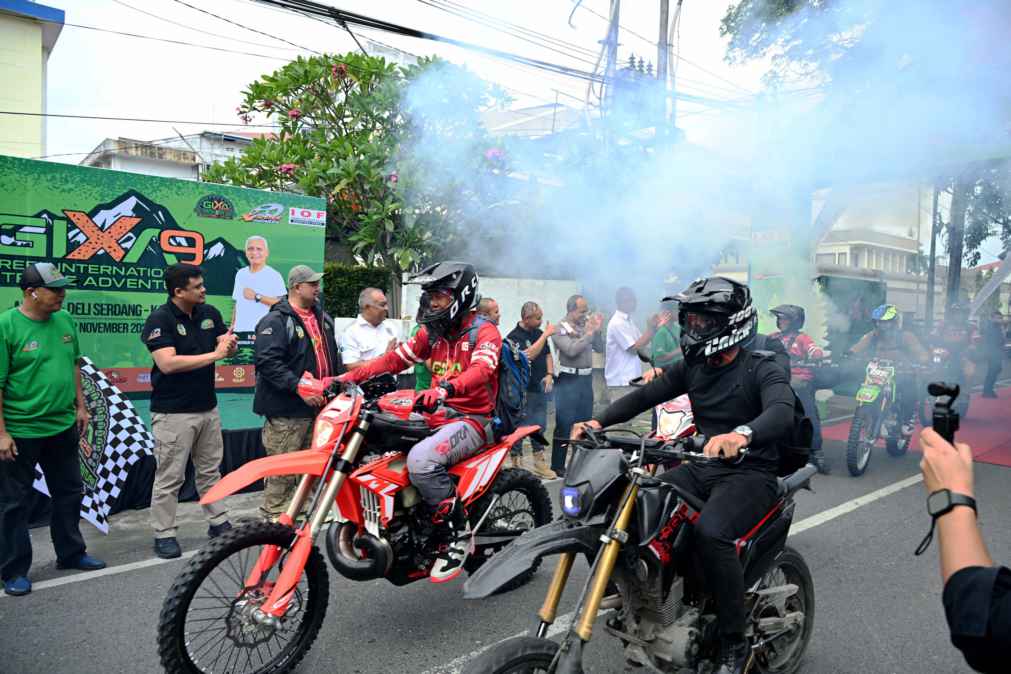 Gubernur Sumatera Utara (Sumut) Muhammad Bobby Afif Nasution, di dampingi Ketua Umum Xtrim Indonesia Musa Idishah beserta Ketua IOF Sumut Omen Matondang dan Ketua IMI Sumut Harun Mustafa Nasution beserta beberapa OPD, melepas peserta Green International Xtreme Adventure (GIXA) 2025 di Halaman Belakang, Kantor Gubernur Sumut, Sabtu (15/11/2025).