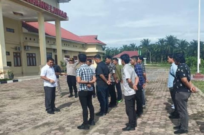 Disela kegiatan apel pagi, Kasat Reskrim Polres Palas,AKP Raden Saleh menjelas bahwa Polres Palas telah menerbitkan status DPO terhadap pelaku pembunuhan di Desa Hapung Torop.