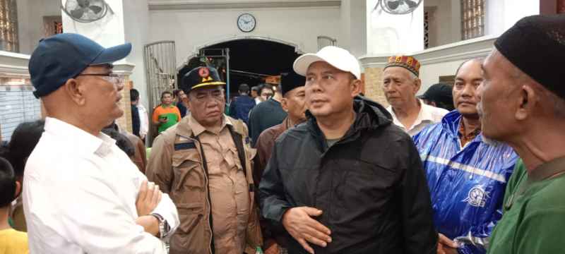 Wakil Ketua DPR RI Cucun Ahmad Syamsurizal bersama Ketua Komisi VIII Marwan Dasopang meninjau lokasi pengungsian warga terdampak banjir akibat meluapnya Sungai Deli di Medan, Kamis (27/11/2025).