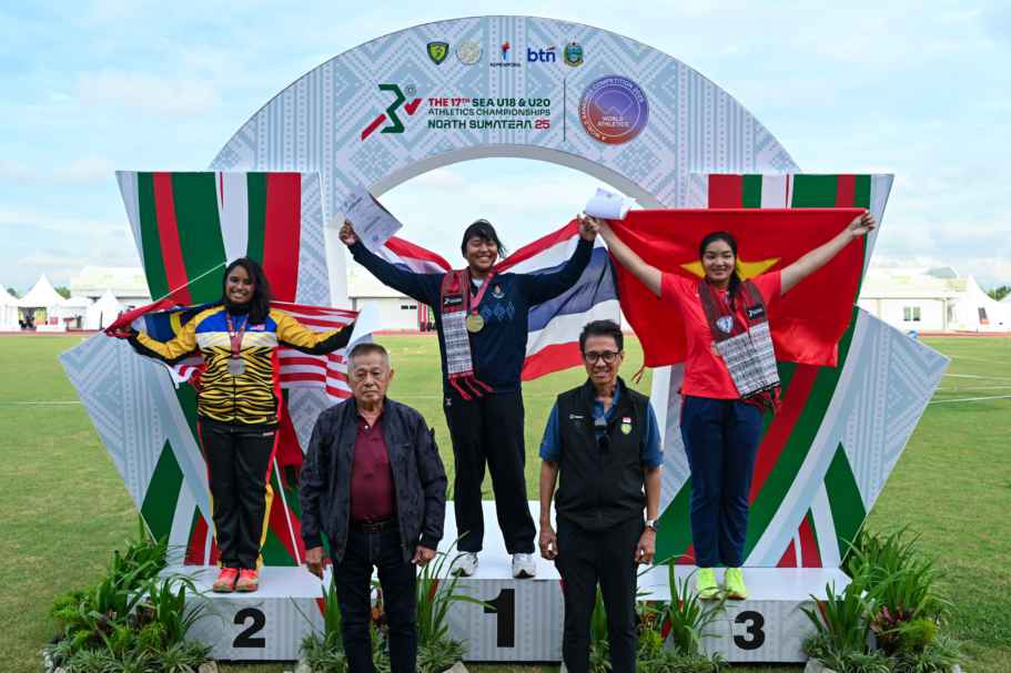 Wakil Ketua PB Pasi, Tigor Tanjung (kanan bawah) saat berfoto bersama pada Upacara Penghormatan Pemenang nomor Lempar Cakram U18 Putri Kejuaraan Atletik Asia Tenggara U18 & U20 2025 di Stadion Madya Atletik, Sumut Sport Centre, Kabupaten Deliserdang, Minggu (16/11/2025).
