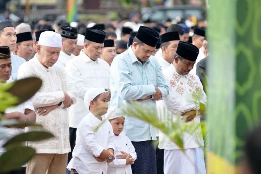 Gubsu Bobby Salat Iduladha Bersama Ribuan Warga Binjai, Pemprov Sumut Salurkan 167 Hewan Kurban