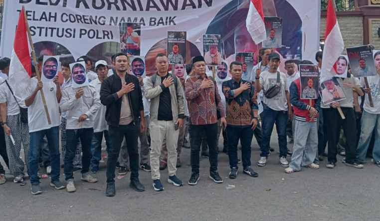 Ratusan Massa AMPP Geruduk Mabes Polri, Minta PTDH Kompol DK Dipertahankan