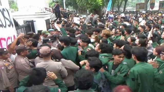 Demo BEM USU di DPRD Sumut Berujung Saling Dorong, Tuntut Evaluasi Program Pemerintah